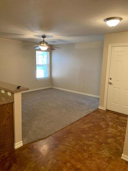 Building Photo - 333 Sterling Pointe Way