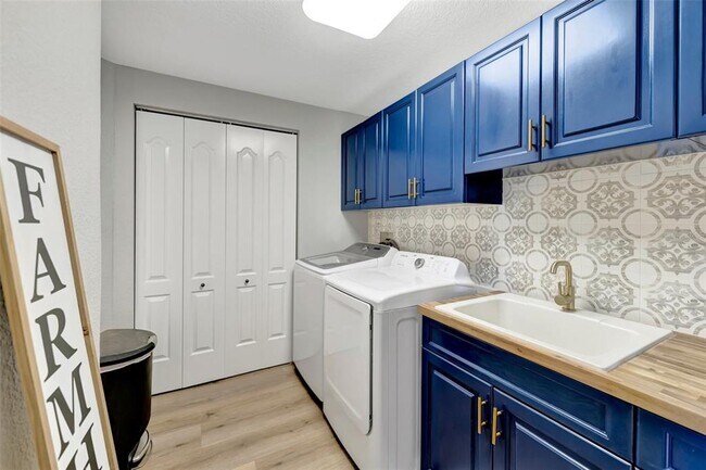 Building Photo - 501 Haben Blvd