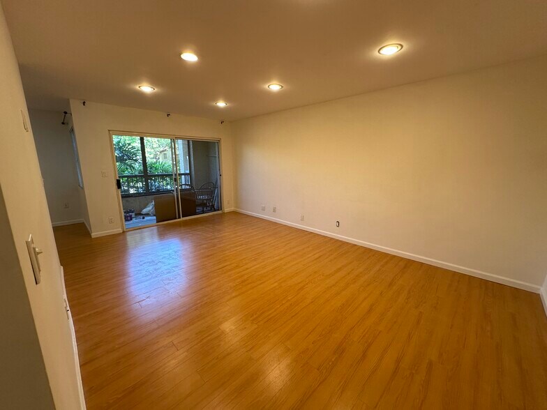 Living Room - 18307 Burbank Blvd