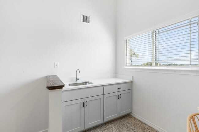 Building Photo - 307 Sterling St