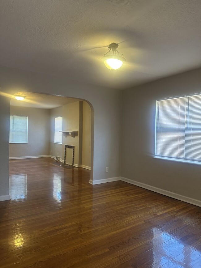 Building Photo - MOVE IN SPECIAL! 1/2 Month RENT! 1 Bed 1 Bath Apartment available East Columbus!