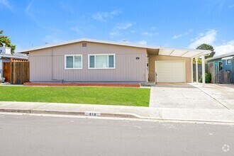 Building Photo - Charming 3BR Home with Spacious Yard in Se...