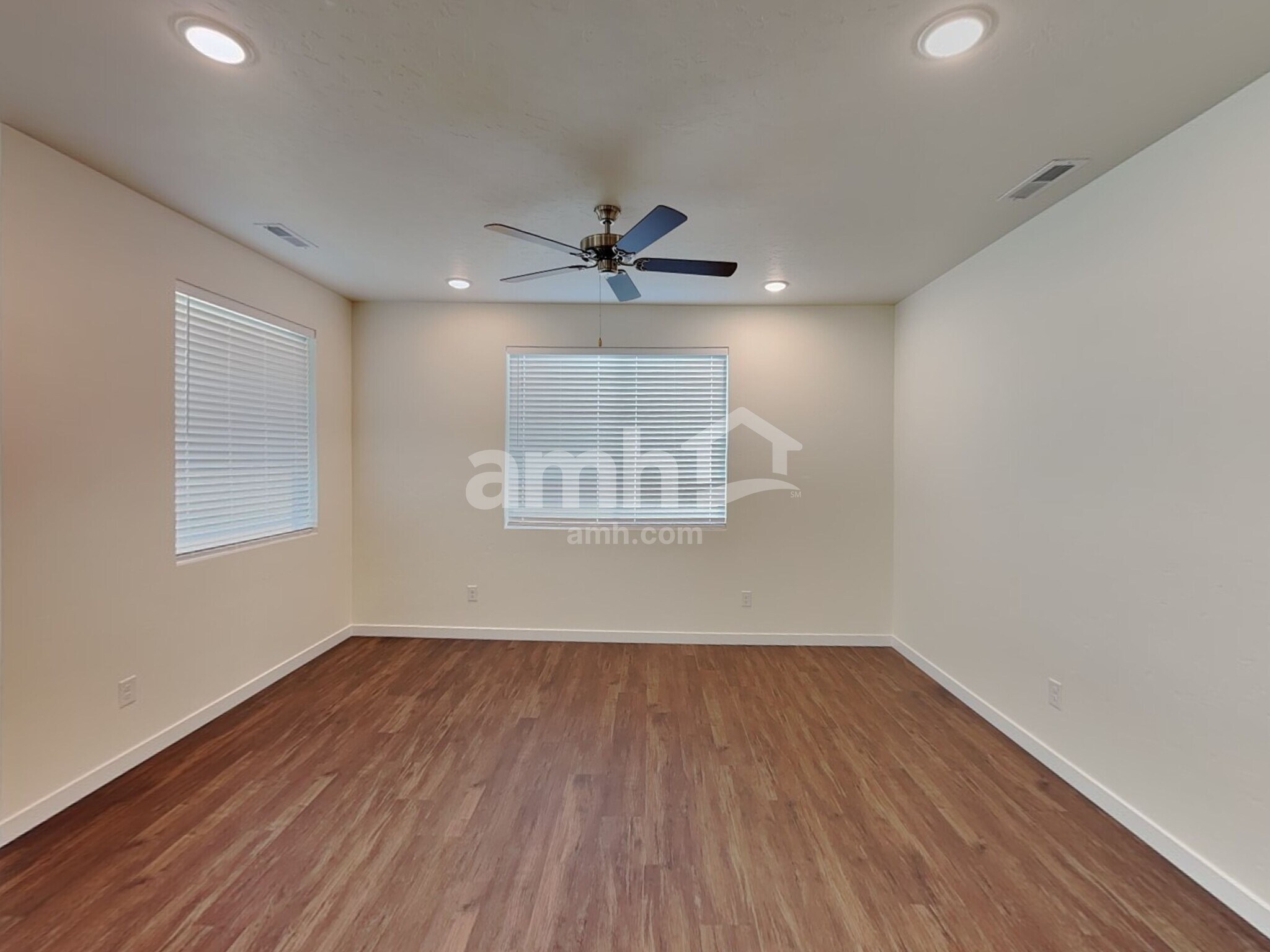 Building Photo - 1565 N Barkvine Ave