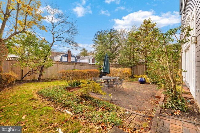 Building Photo - 4920 Butterworth Pl NW