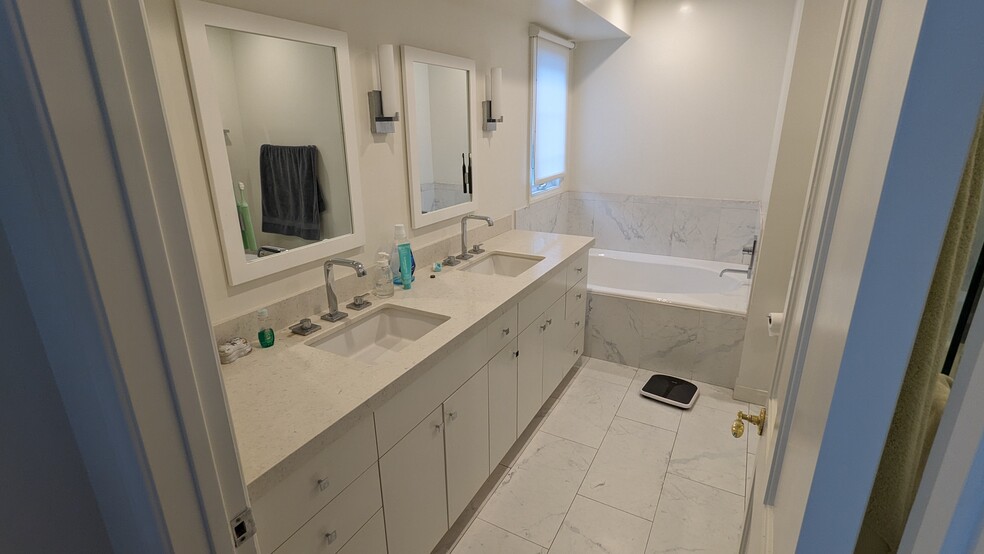 Primary Bathroom - 1144 Yale St
