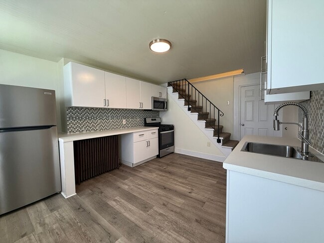 Building Photo - Updated 3 BR 2 Full Bath house w/ Yard!