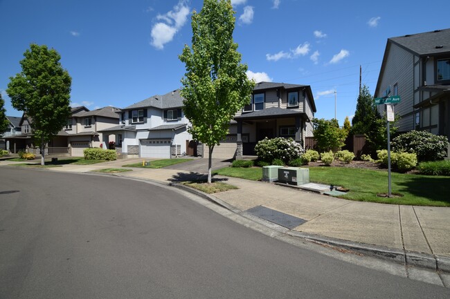 Building Photo - 402 NE 77th Ave