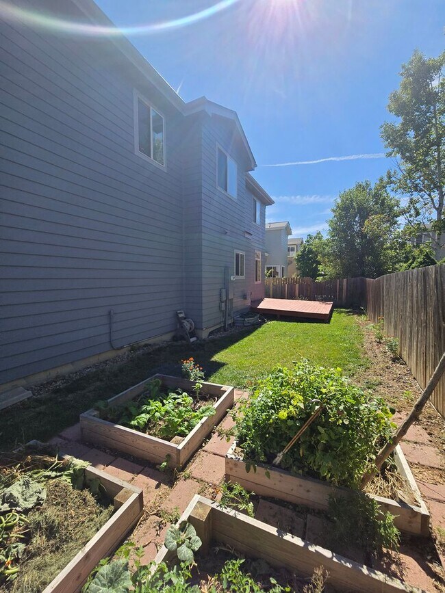 Building Photo - Spacious well maintained 3 bedroom home