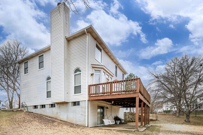 Building Photo - Spacious Parkway South Home with Walk-Out Basement & Large Backyard
