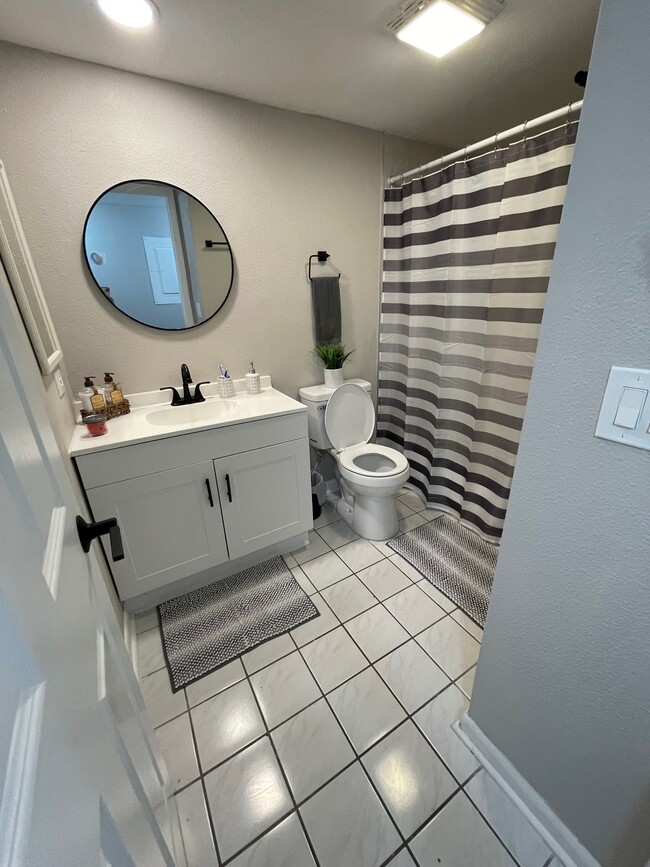 Guest Bathroom - 4813 Puritan Cir