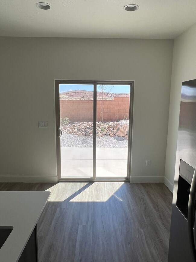 Building Photo - Newer 4 bedroom townhome in South Desert Gardens!