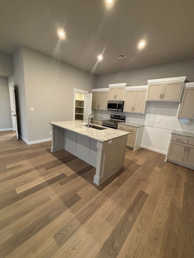 Building Photo - Beautiful New Duplex!