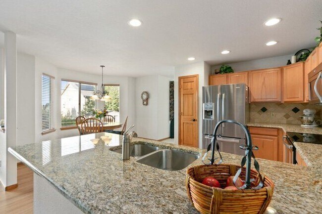 Building Photo - 829 W Sparrow Hawk Dr