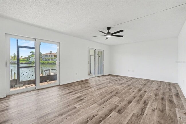 Building Photo - 8828 Bay Pointe Dr