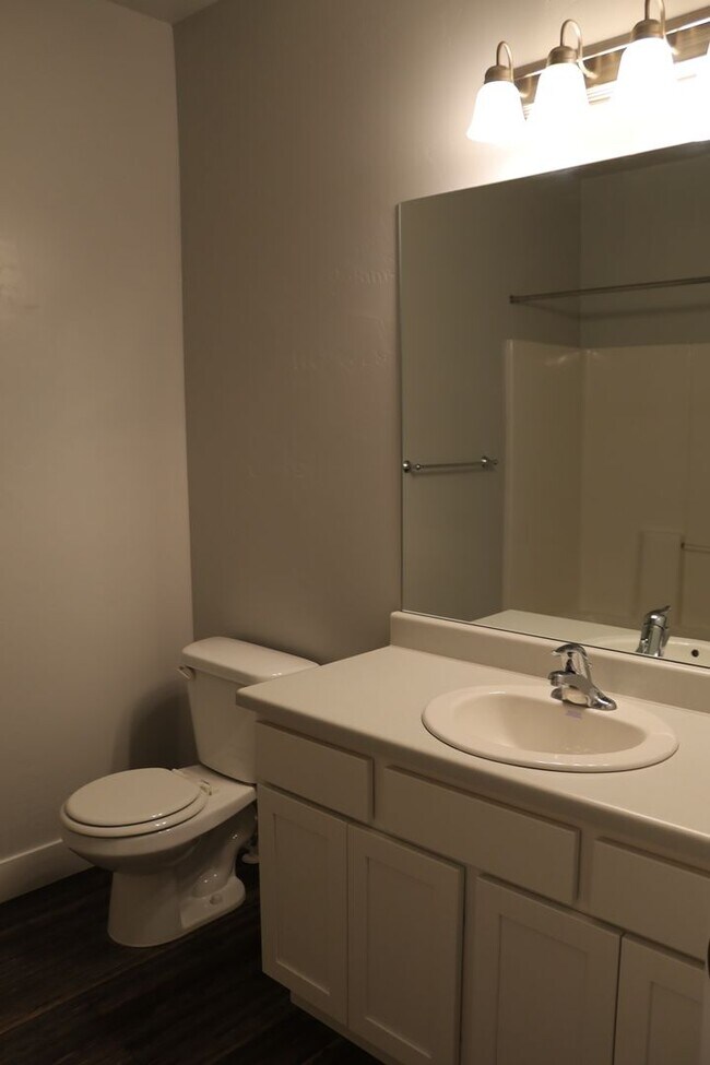 Building Photo - Beautiful Condo in Vineyard