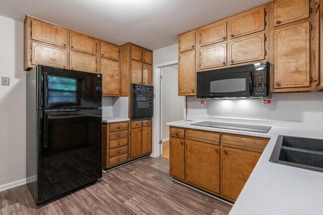 Building Photo - THE KNOLLVIEW | Spacious updated home just a 5-minute walk to bus 186, offering convenient and co...