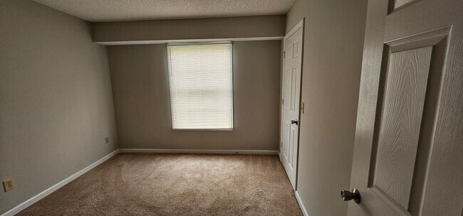 Building Photo - Stop Looking, Start Living!! Apply today