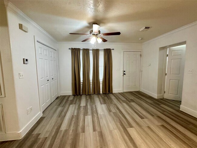 Building Photo - 530 Edgebrook Dr