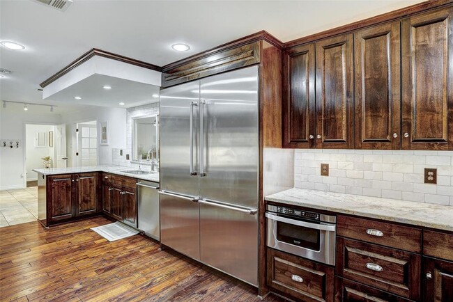 Building Photo - 3409 Lakeside Dr