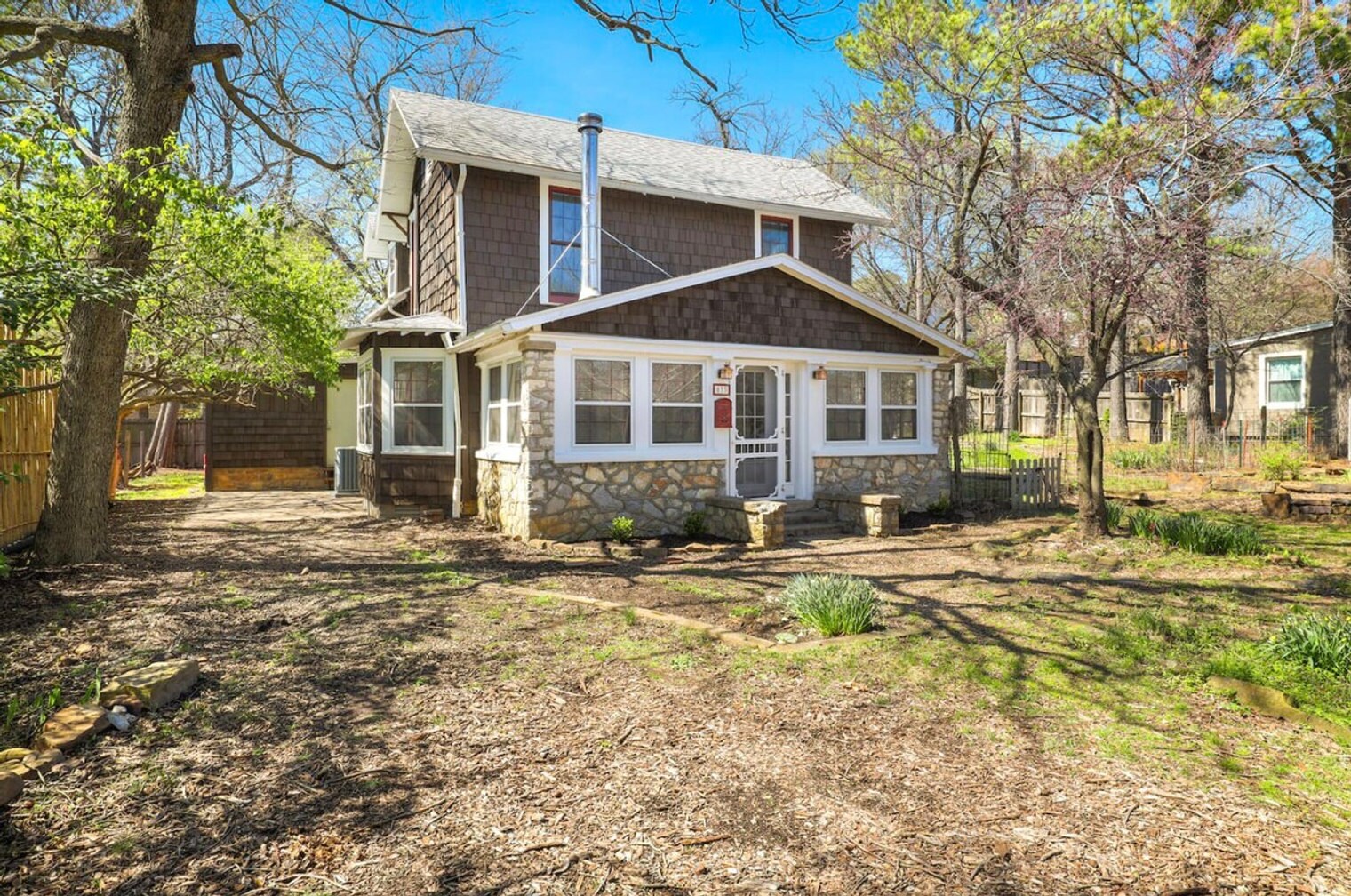 Building Photo - 833 Rush Dr