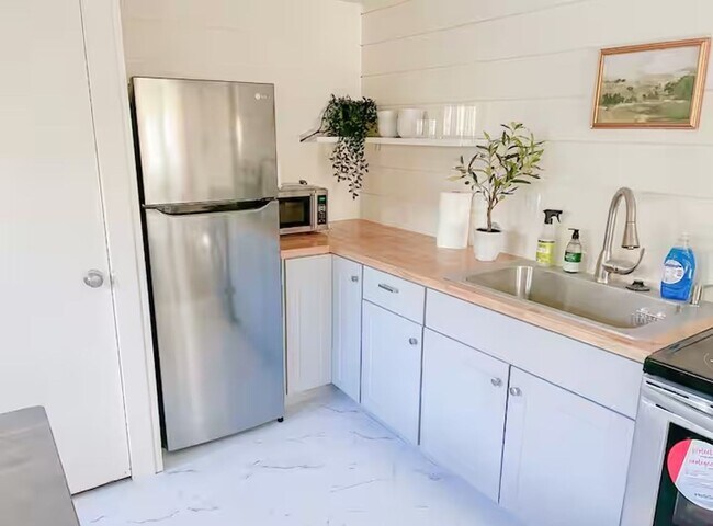 Building Photo - Modern 4 bed/2 bath with Mountain Views and a Fenced Backyard