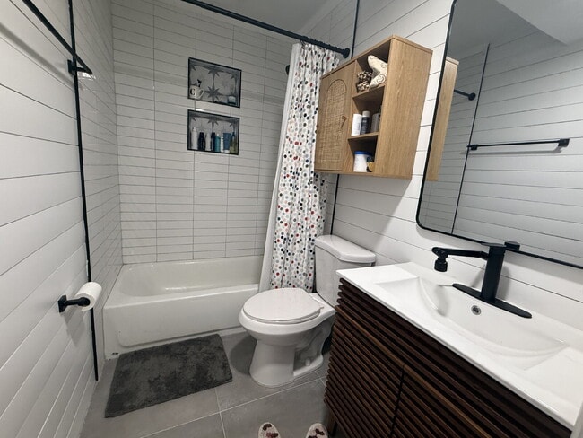 Building Photo - AVAILABLE EARLY JULY:  UPDATED 2 BEDROOM 1...