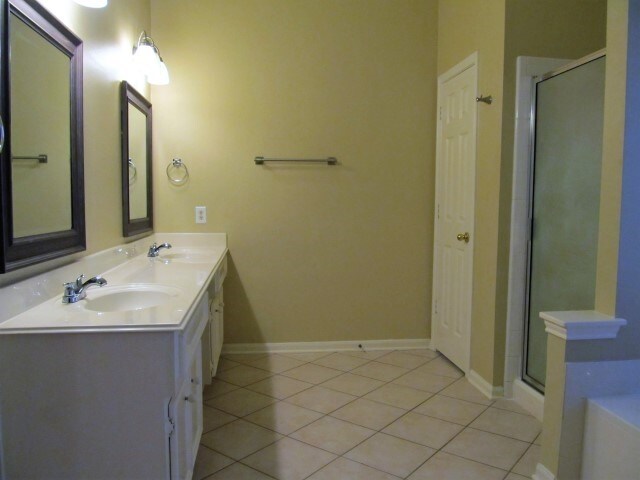 Building Photo - 104 Laguna Pointe Dr