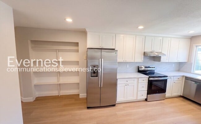 Building Photo - 4-Bed/2-Bath Home /Available Now!