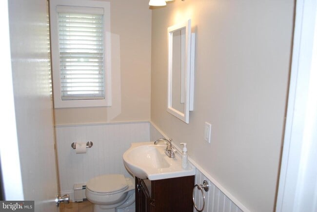 Building Photo - 18 Clover Ln