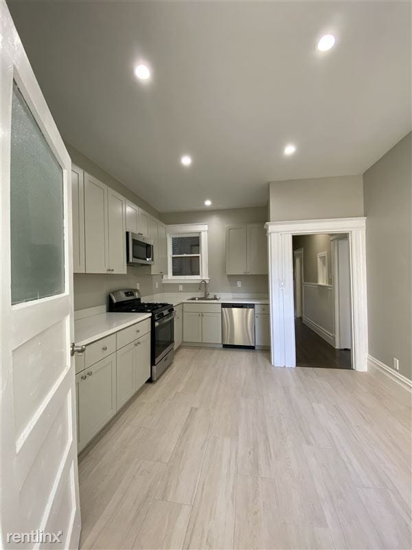 Building Photo - 652 S Van Ness Ave