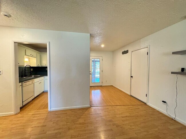 Building Photo - 1622 Denison Dr