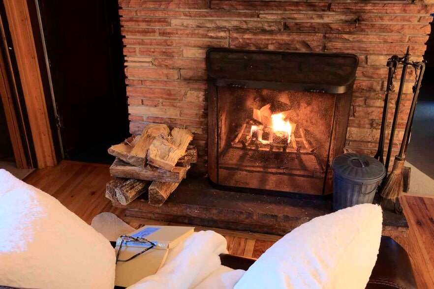 Fireplace Area - 2927 Riverside Dr
