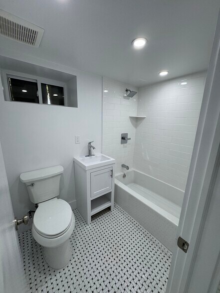 Building Photo - 231 Sixth Ave