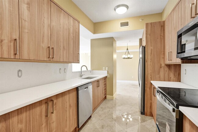 Building Photo - 101 S Ocean Dr