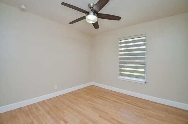 Building Photo - 8330 Waterbury Dr