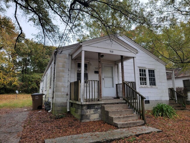 Primary Photo - 2 Bedroom 1 Bathroom Duplex!