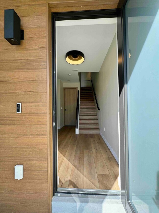 Building Photo - 2402 N Ola Ave