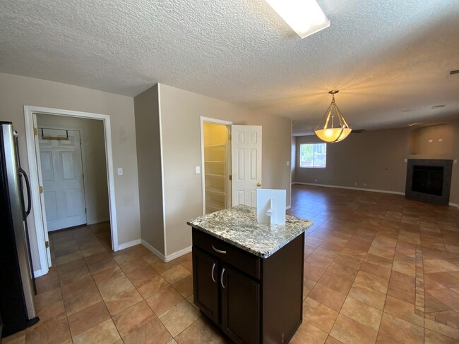 Building Photo - 4 Bedroom Home Available Near Golf Course ...