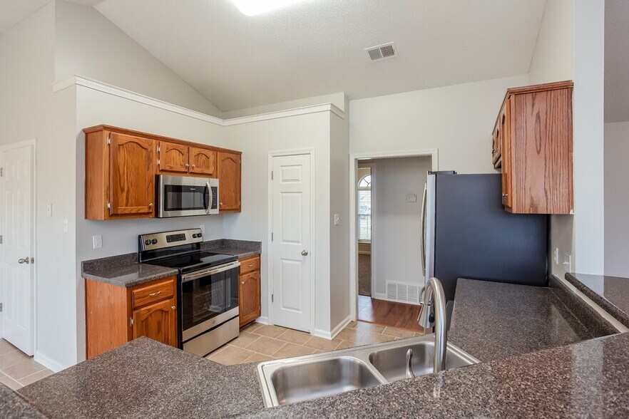 Building Photo - 1800 Sarah Ann Dr W