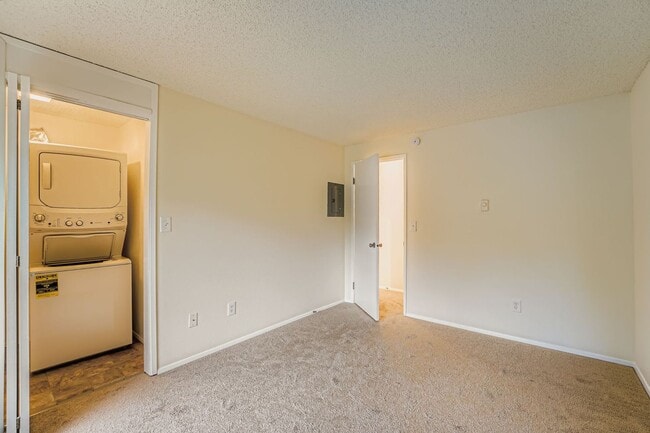 Building Photo - Top-Floor 1Bed/1Bath Apartment in Federal ...