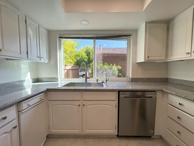Building Photo - Beautifully Updated 3-Bedroom Townhome in ...