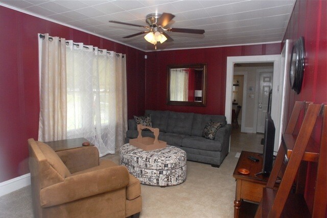 COMFORTABLE - 100 Poplar St