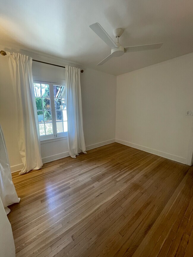 Building Photo - 2076 Paramount Dr