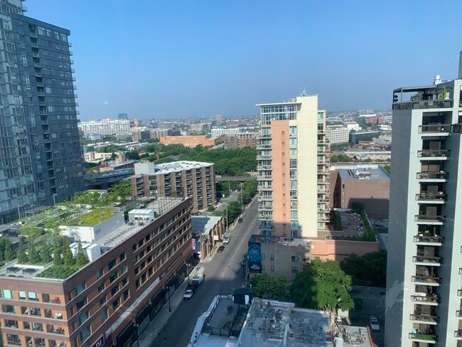 Building Photo - 1212 N La Salle Dr