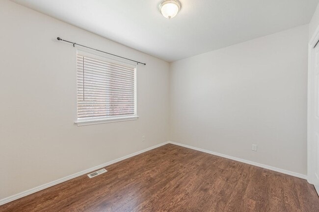 Building Photo - 4 bed 2 bath split level Hayden