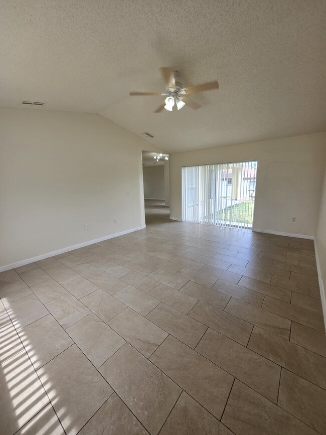 Building Photo - "Charming 3-Bed, 2-Bath Haven in Spring Hill – Your Perfect Florida Retreat!"