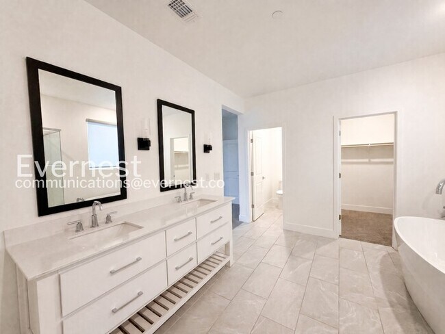 Building Photo - 4-Bed/3-Bath Home/Voucher Accepted/Available Now!