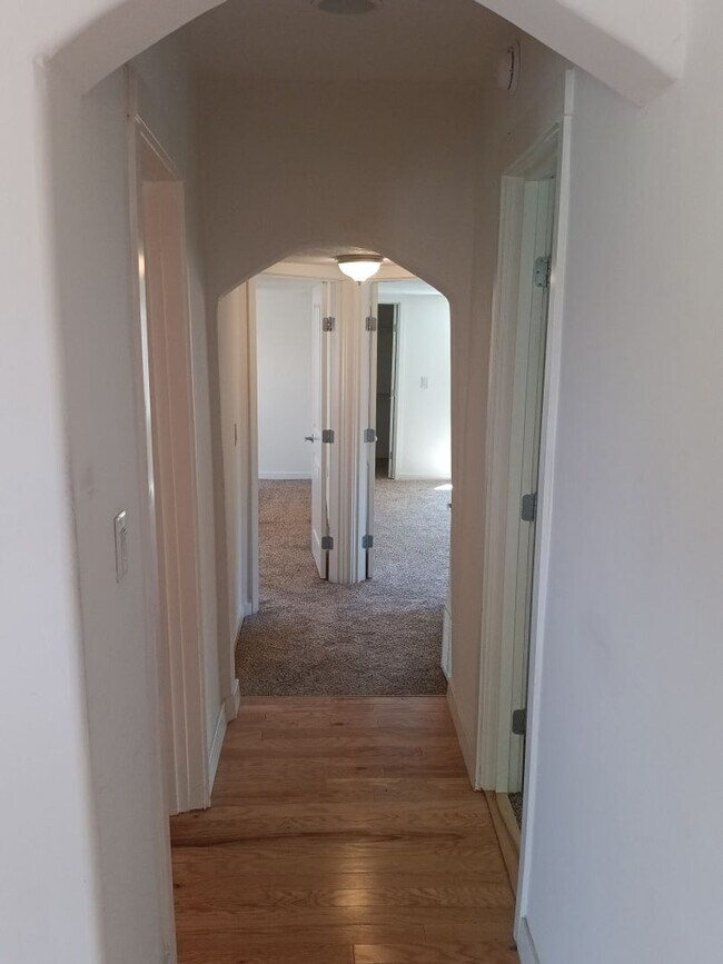 Building Photo - 3 Bedroom 2 Bathroom Home located in North...