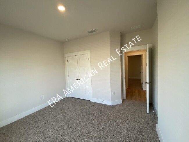 Building Photo - 3398 Southwind Dr