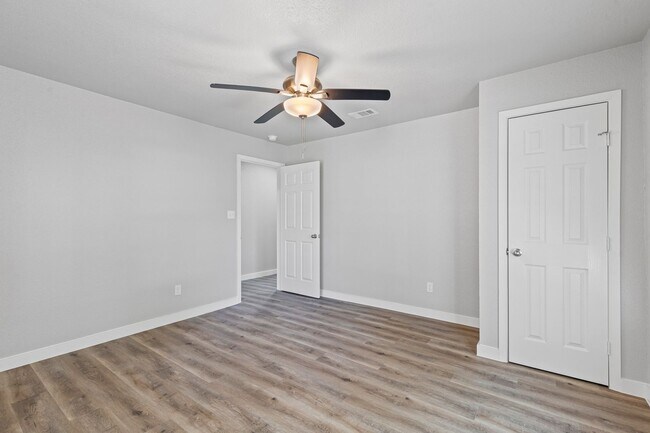 Building Photo - Charming in Cleburne!